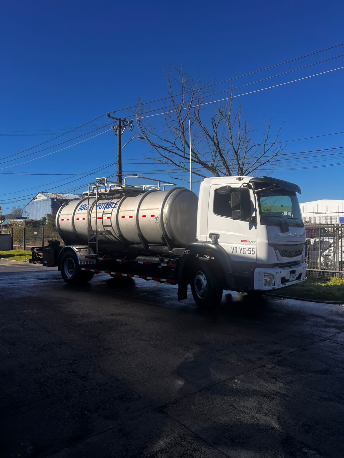 Camión aljibe de agua potable de lado